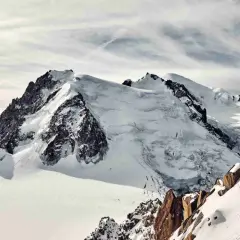 Majestuosas cumbres nevadas, un desafío para quienes sueñan con subir al Mont Blanc. El sol ilumina la inmensidad helada.
