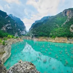 Espectacular cañón con agua turquesa y vegetación exuberante en las montañas de Cataluña.