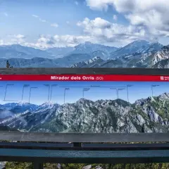 Panel informativo en el Mirador dels Orris, identificando picos montañosos del Parc Natural del Cadí-Moixeró.