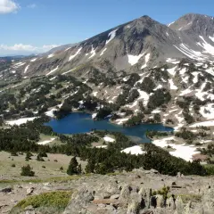 Paisaje de alta montaña con lagos azules y nieve, típico de la zona de Mont Louis.