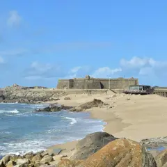 Fortaleza histórica junto a las playas de Oporto, con rocas y el mar Atlántico.