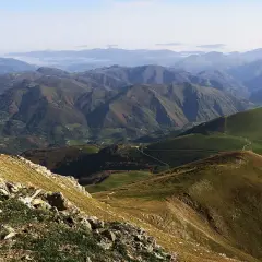 Vistas panorámicas de un monte ori, con valles verdes y caminos serpenteantes.
