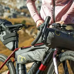 Bicicleta lista para aventuras, con alforjas para rutas bikepacking España. Equipamiento esencial para explorar caminos.