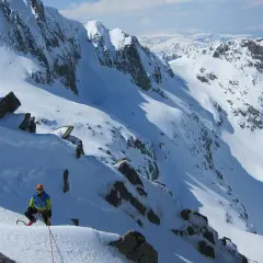 Alpinista en pendiente nevada, listo para ascender. Una escena perfecta para cursos de alpinismo.