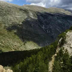 Paisaje montañoso con vegetación y rocas en la josa del Cadí.