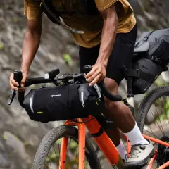 Ciclista en ruta de bikepacking carretera, con alforjas y equipo listo para la aventura.