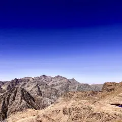 Paisaje montañoso en el parque natural Comapedrosa bajo un cielo azul intenso.