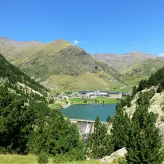 Paisaje de montaña en Queralbs, con el lago de Nuria y el santuario al fondo.