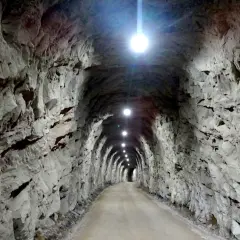 El carrilet cal rosal, un túnel de roca con luces que iluminan el camino.