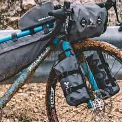 Bicicleta para Camino de Santiago, lista para la aventura. Cubierta de barro, con alforjas y bolsas de carga, preparada para cualquier terreno.