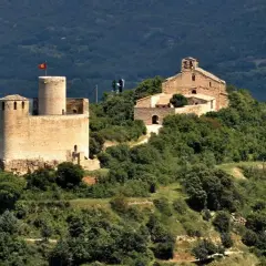 Castell de Mur: una visita a este imponente castillo medieval en la cima de una colina, rodeado de exuberante vegetación y con vistas panorámicas.