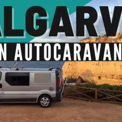 Aventura en **Algarve en furgoneta**, con una caravana plateada aparcada frente a acantilados dorados y el mar azul.