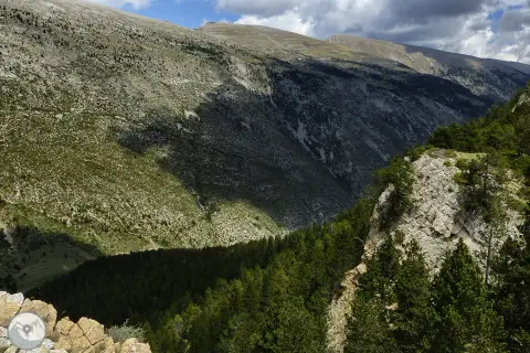 Paisaje montañoso con vegetación y rocas en la josa del Cadí.