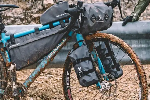Bicicleta para Camino de Santiago, lista para la aventura. Cubierta de barro, con alforjas y bolsas de carga, preparada para cualquier terreno.