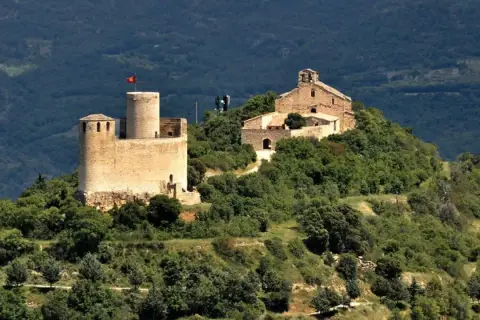 Castell de Mur: una visita a este imponente castillo medieval en la cima de una colina, rodeado de exuberante vegetación y con vistas panorámicas.
