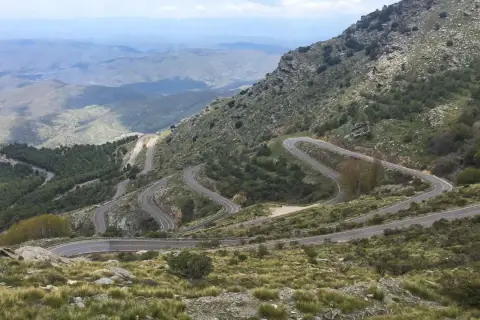 Carretera serpenteante en el alto de Velefique, con vistas a valles y montañas.