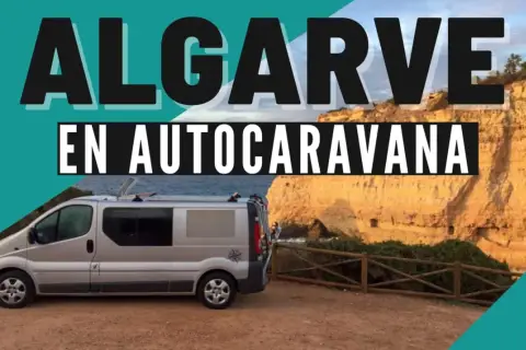 Aventura en **Algarve en furgoneta**, con una caravana plateada aparcada frente a acantilados dorados y el mar azul.