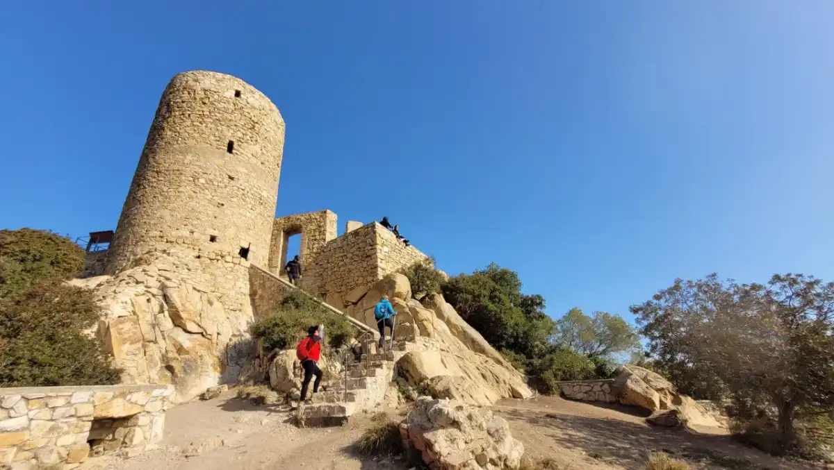Castillo de Burriac y su ruta con vistas al Maresme
