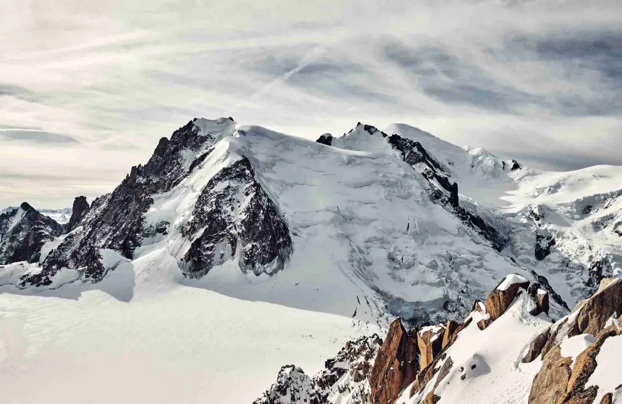 Majestuosas cumbres nevadas, un desafío para quienes sueñan con subir al Mont Blanc. El sol ilumina la inmensidad helada.