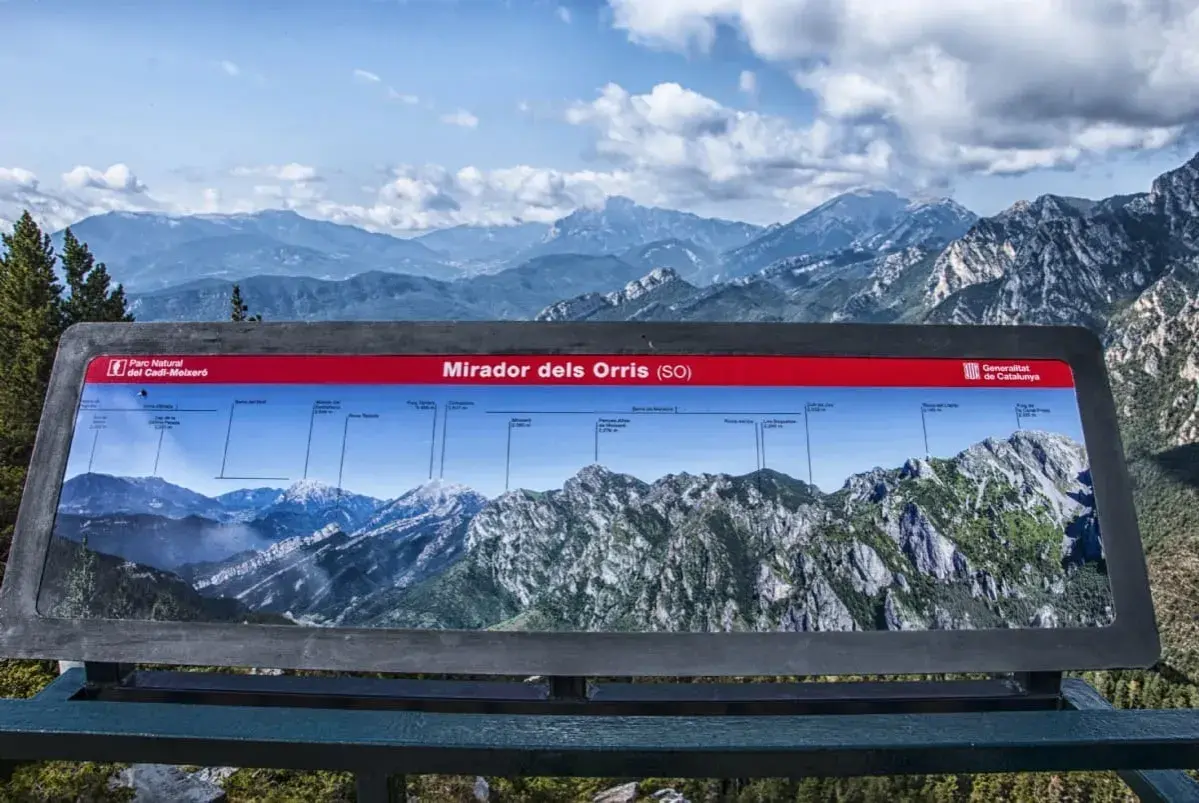 Panel informativo en el Mirador dels Orris, identificando picos montañosos del Parc Natural del Cadí-Moixeró.