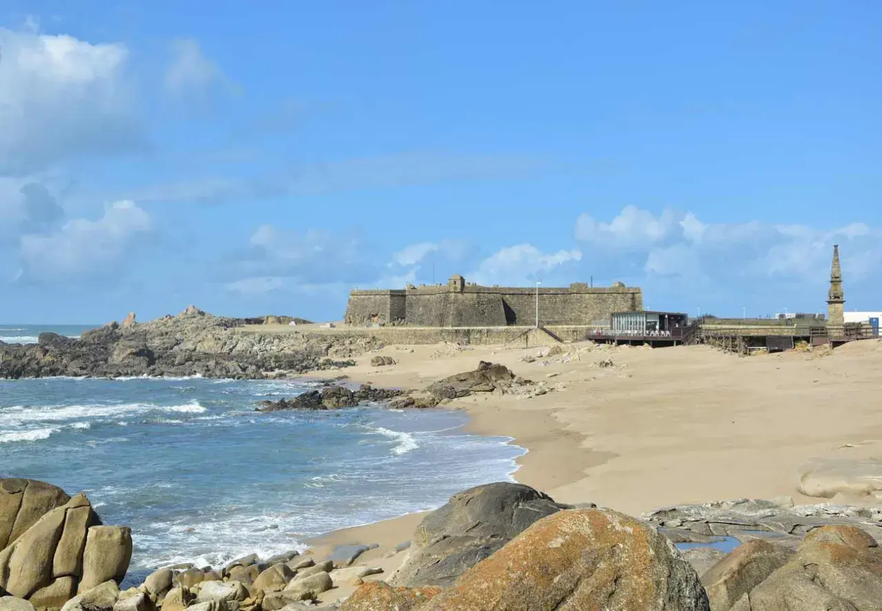 Fortaleza histórica junto a las playas de Oporto, con rocas y el mar Atlántico.