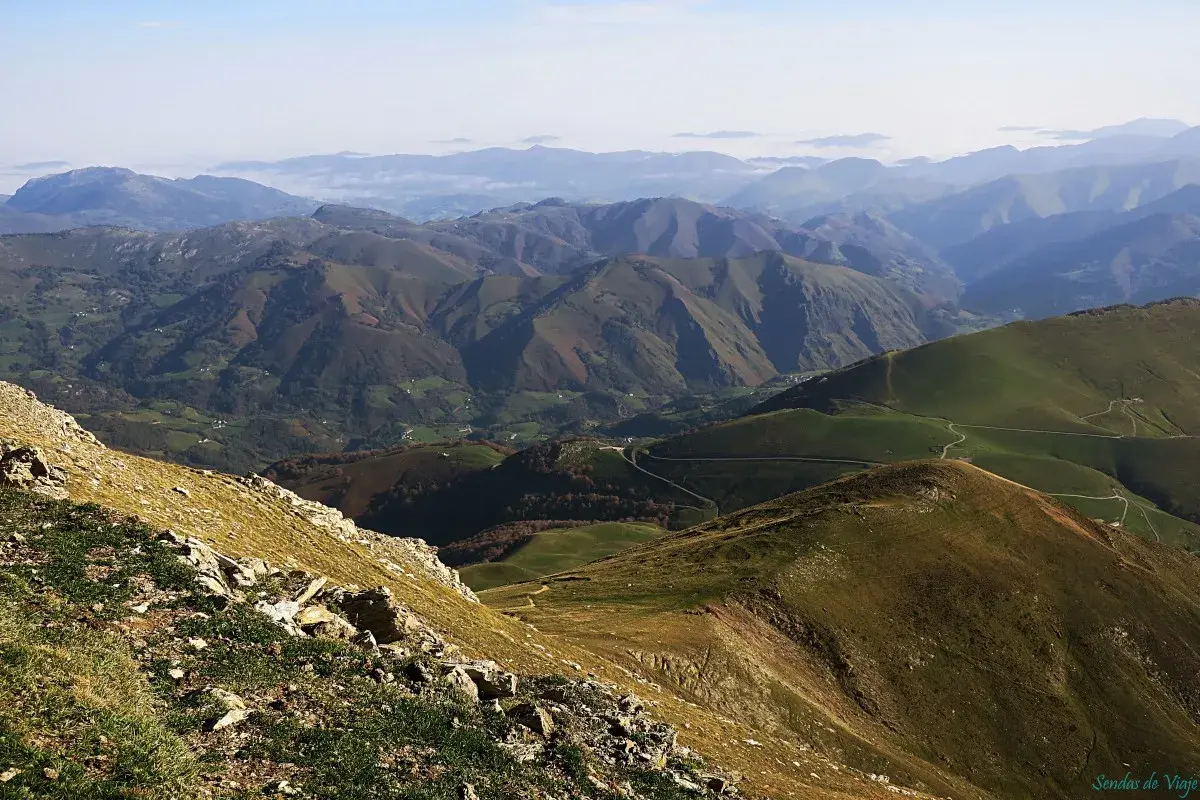 Vistas panorámicas de un monte ori, con valles verdes y caminos serpenteantes.