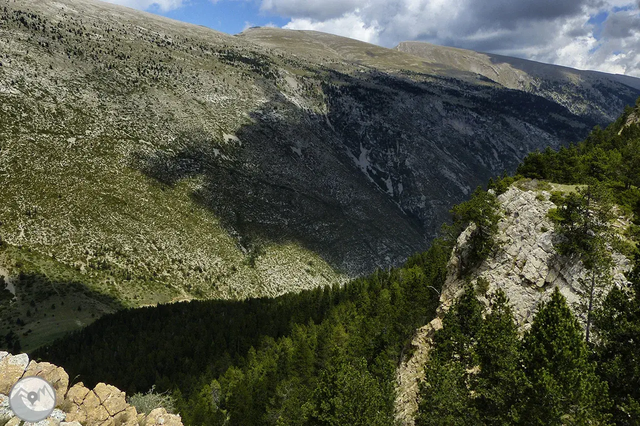 Paisaje montañoso con vegetación y rocas en la josa del Cadí.