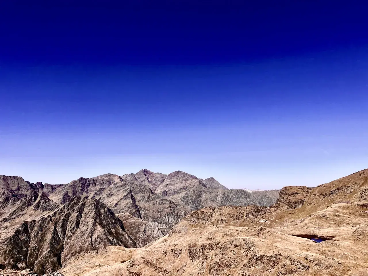 Paisaje montañoso en el parque natural Comapedrosa bajo un cielo azul intenso.