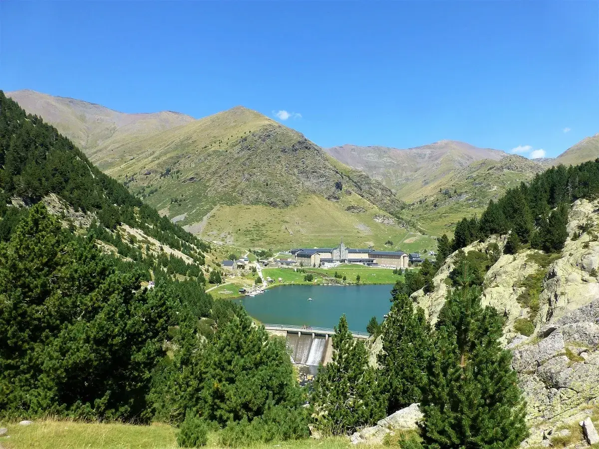 Paisaje de montaña en Queralbs, con el lago de Nuria y el santuario al fondo.