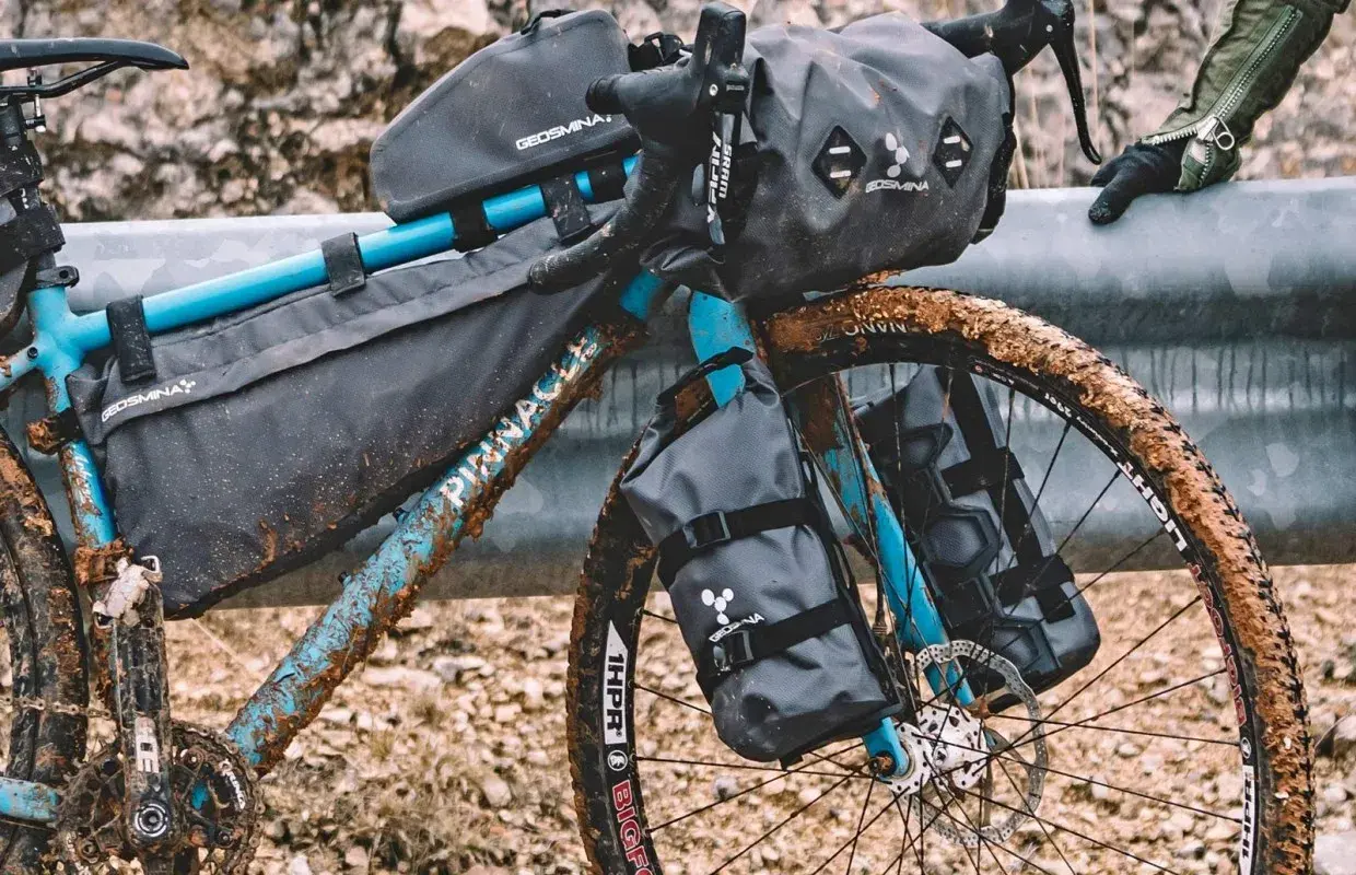 Bicicleta para Camino de Santiago, lista para la aventura. Cubierta de barro, con alforjas y bolsas de carga, preparada para cualquier terreno.