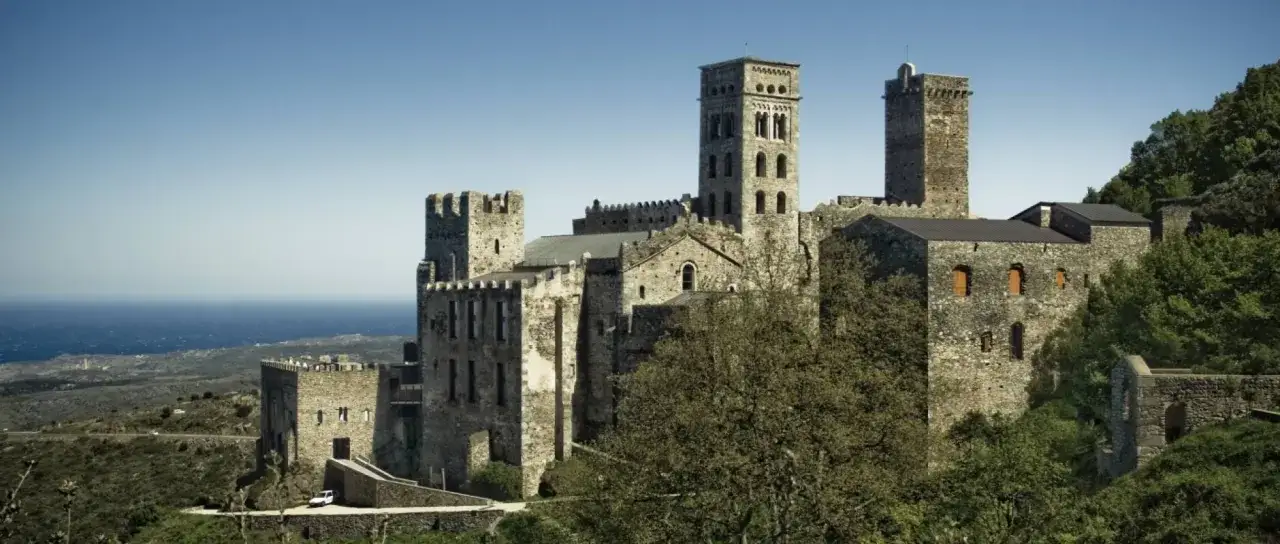Monasterio de Sant Pere de Rodes, una joya románica en la Costa Brava, se alza majestuoso sobre el mar Mediterráneo.