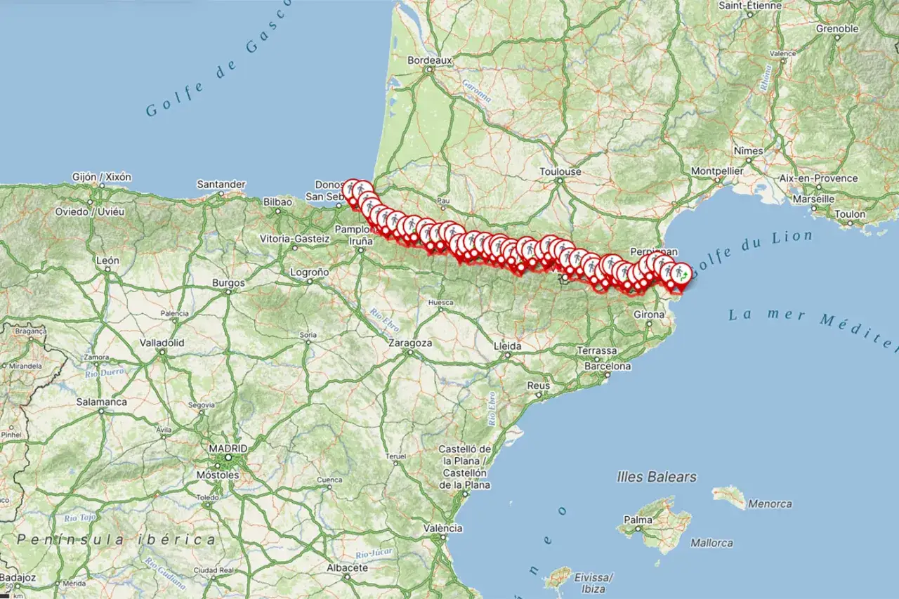 Mapa de la ruta transpirenaica, con marcadores de senderismo a lo largo de los Pirineos, desde el Atlántico hasta el Mediterráneo.