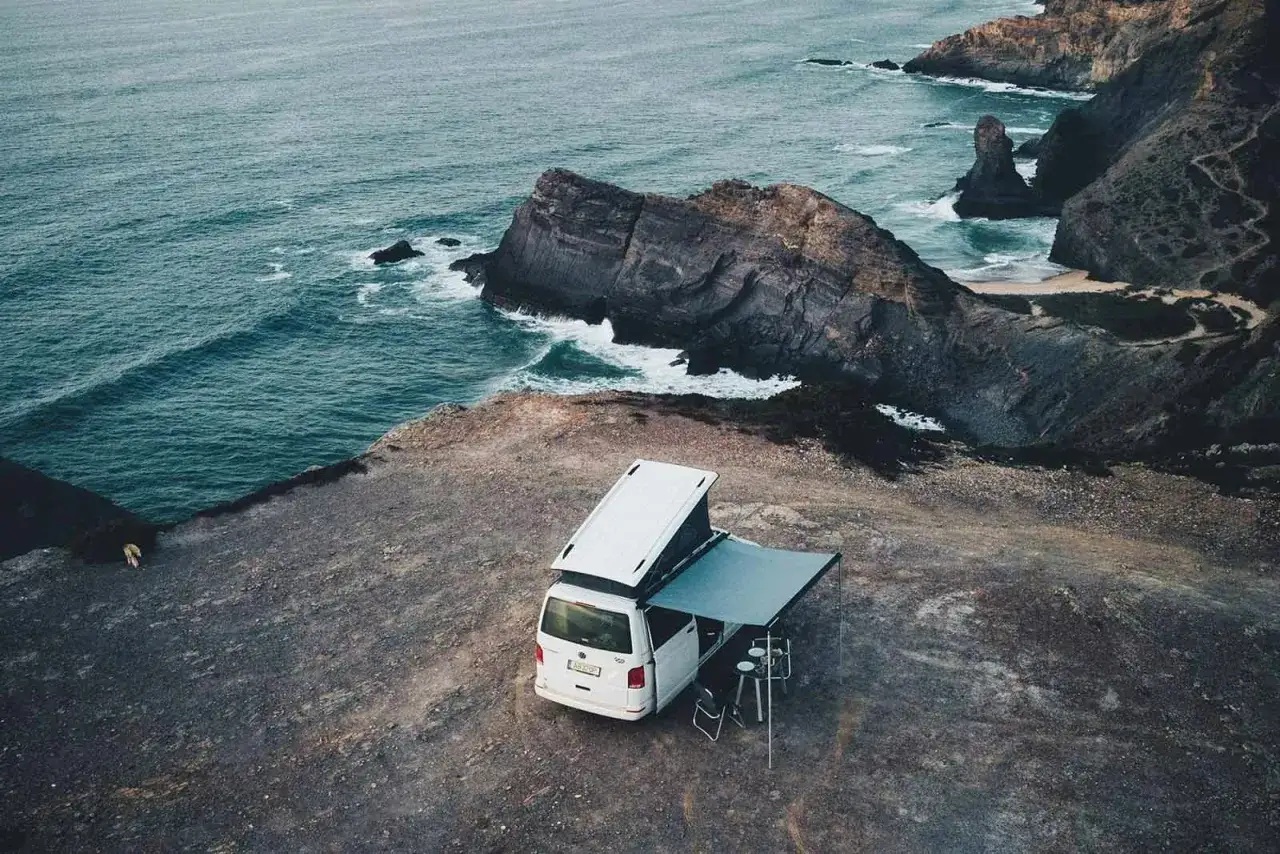 Autocaravana aparcada en un acantilado con vistas al mar. Un lugar perfecto para disfrutar de Oporto en autocaravana.