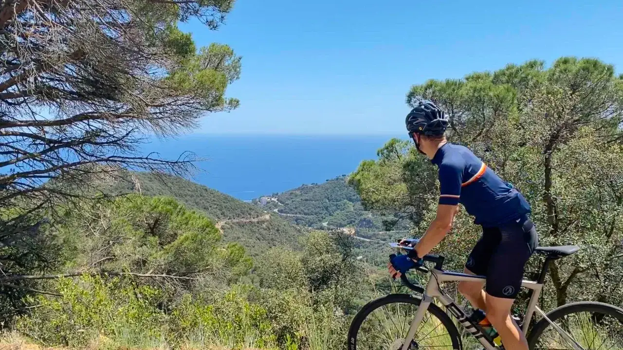 Ciclista disfruta de espectaculares vistas al mar durante sus viajes en bicicleta por Europa.