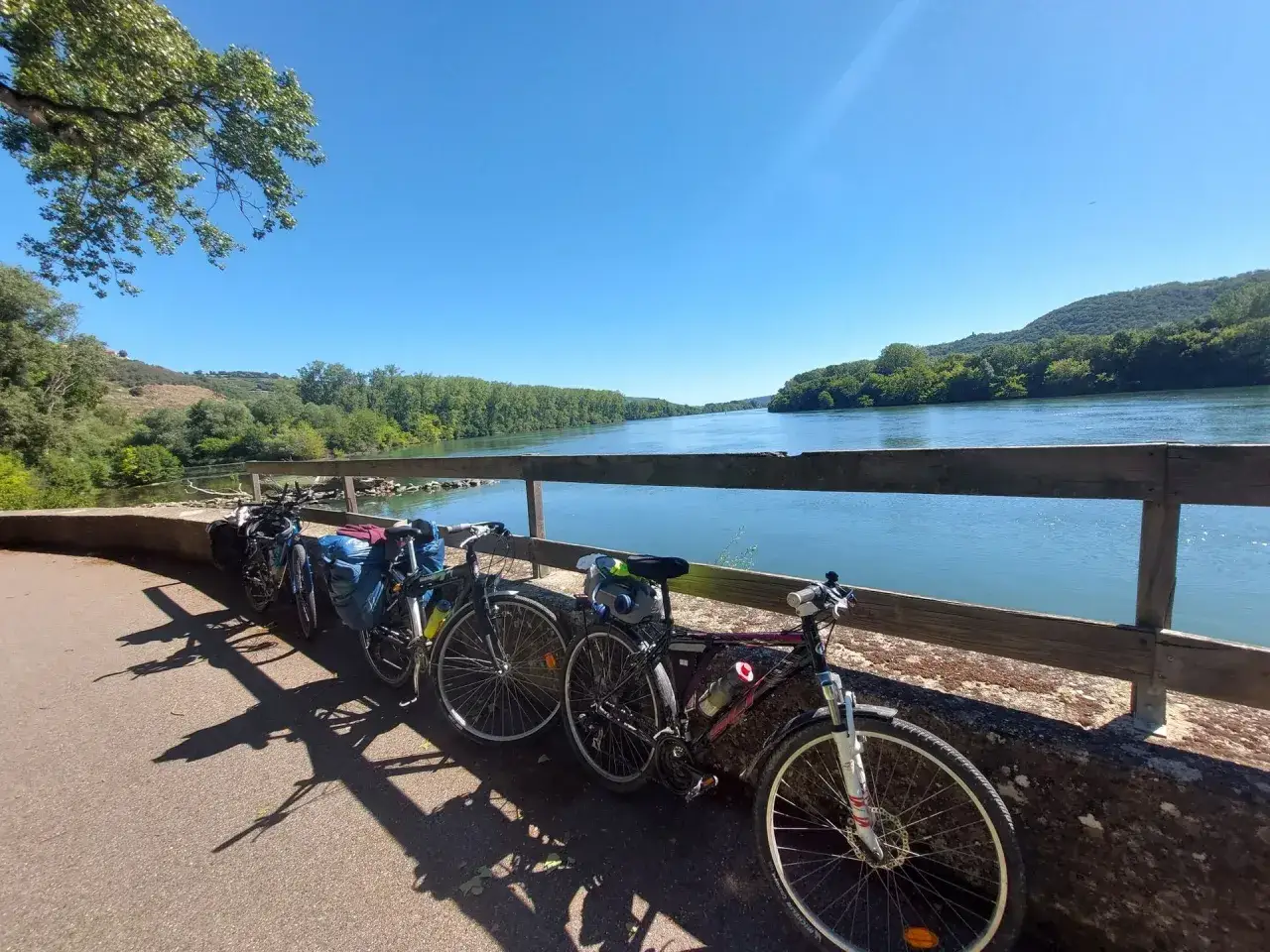 Bicicletas listas para la aventura a lo largo del río Ródano.