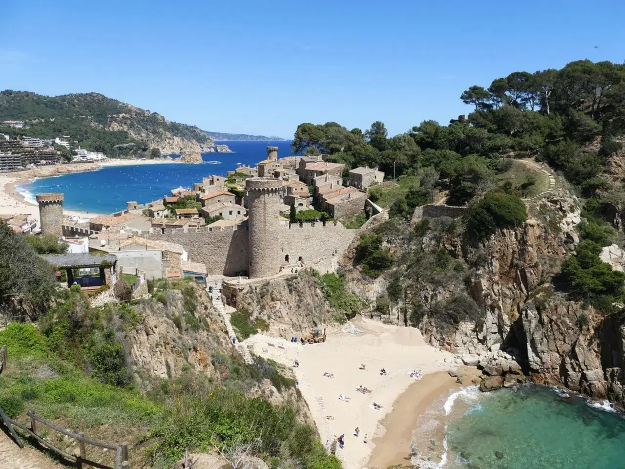 Vista panorámica de Tossa de Mar, con su castillo medieval y calas de aguas turquesas, un ejemplo de las mejores calas costa brava.