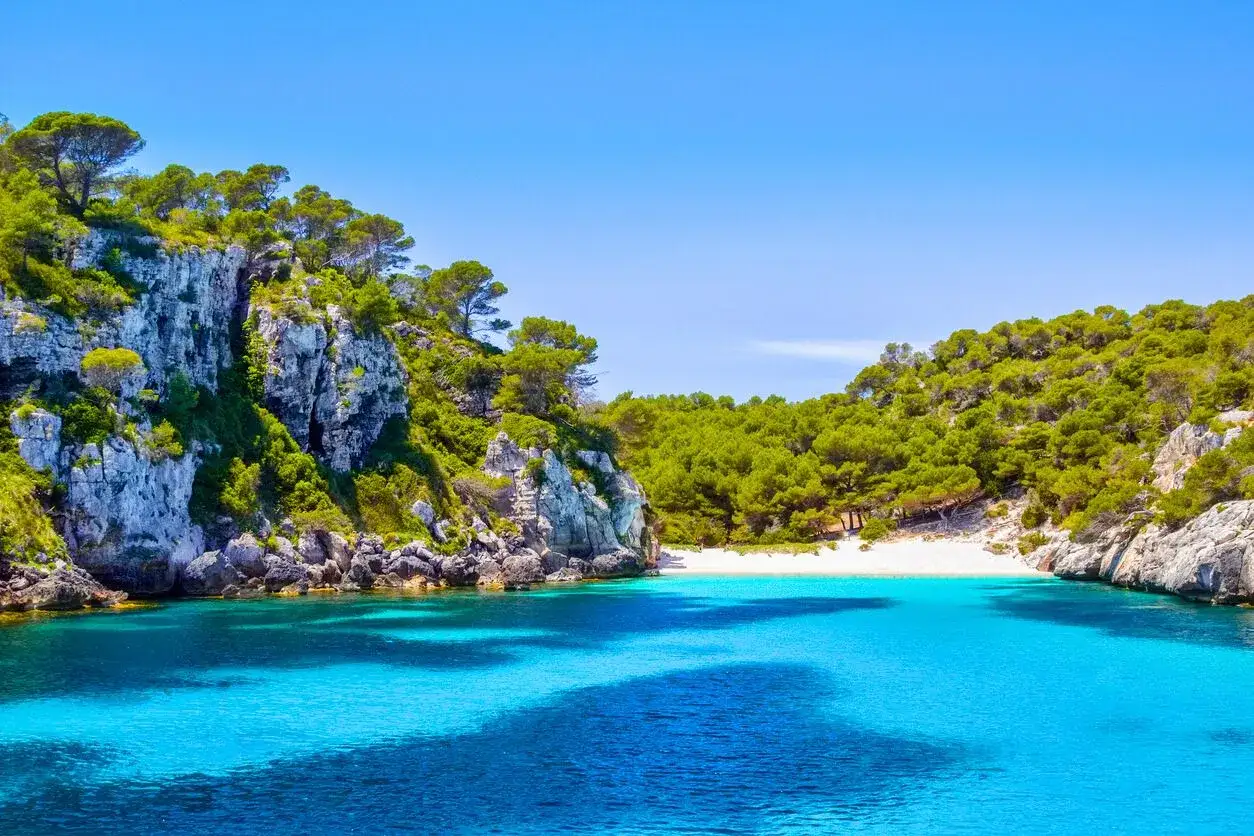 Aguas turquesas bañan calas escondidas entre acantilados y pinos, un paraíso de islas secretas.