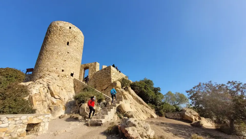 Castillo de Burriac y su ruta con vistas al Maresme